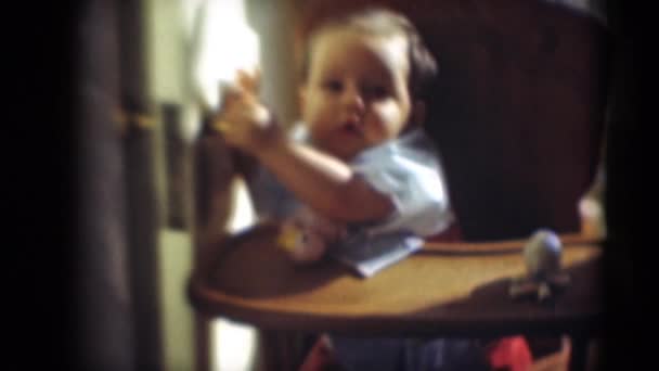 Νήπιο παιδί κάθεται σε καρεκλάκι — Αρχείο Βίντεο