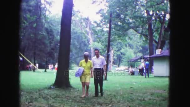 공원을 걷고 있는 행복 한 부부 — 비디오