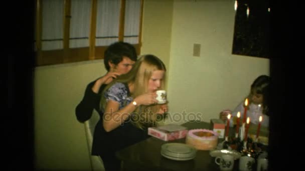 Paar teilt sich einen Stuhl und isst mit der Familie zu Abend — Stockvideo