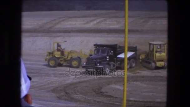 Coches grandes recogiendo la arena — Vídeos de Stock