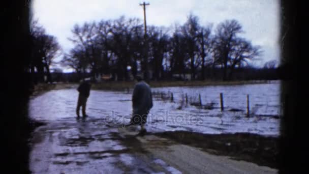 Water overstromingen in een weg — Stockvideo