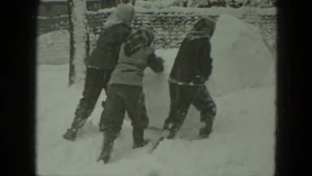 Дети формируют снеговика — стоковое видео