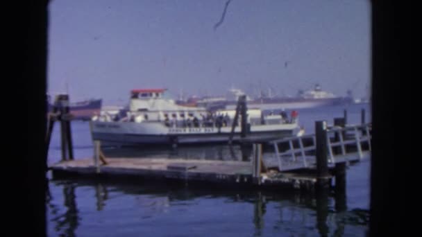 Лодка с людьми, приходящими на пирс — стоковое видео