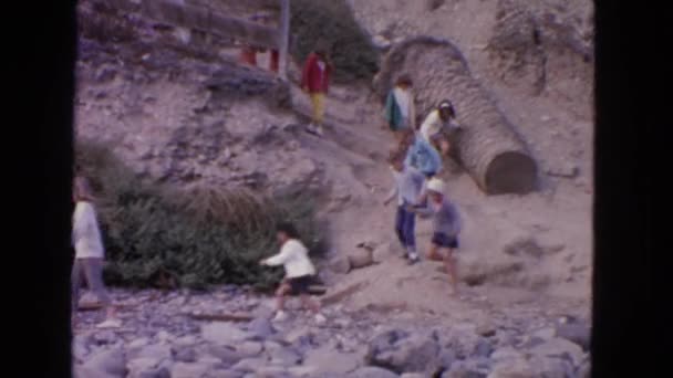 Gente caminando por la colina — Vídeo de stock