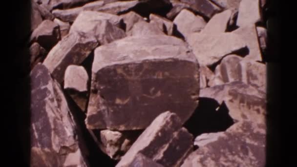 Observando la vista de rocas y piedras — Vídeos de Stock