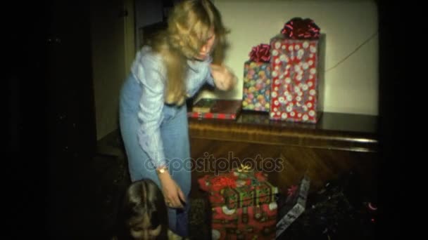 Meninas abrindo presentes de Natal — Vídeo de Stock