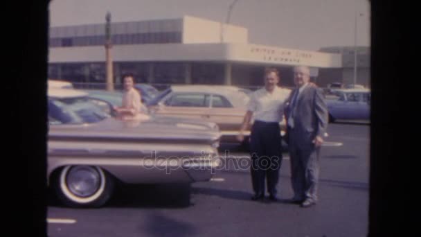 Dos hombres posando cerca del coche — Vídeos de Stock