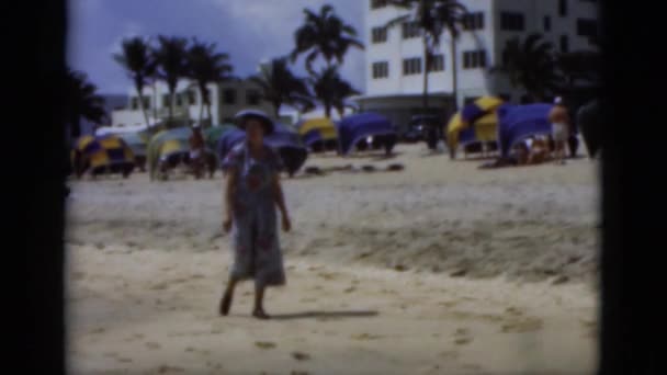 Playa vacía y edificios — Vídeos de Stock