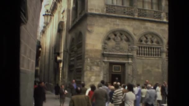 Pessoas que visitam o castelo medieval — Vídeo de Stock