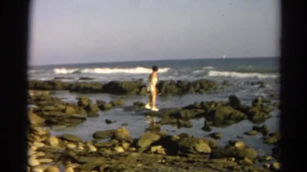 Kayalık kumsalda yürüyen kadın — Stok video