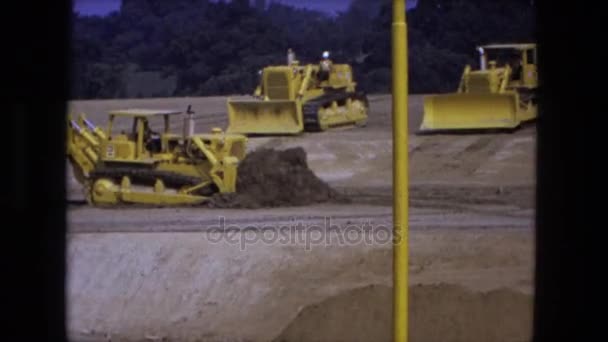 Bulldozer movimiento de tierra alrededor empujando la suciedad — Vídeos de Stock
