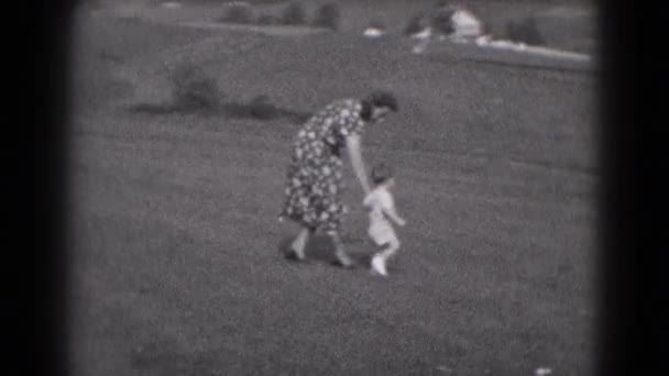 Маленький хлопчик, прогулянки з мамою — стокове відео
