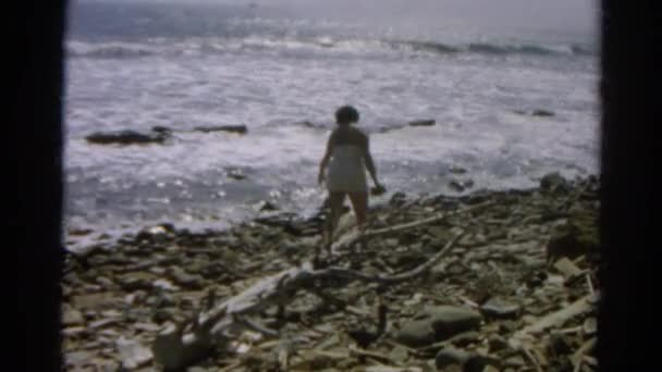 bains de soleil à la recherche de coquillages sur un rivage rocheux 