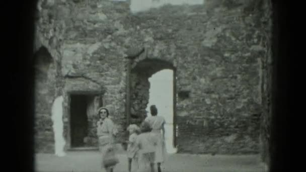 Lidé navštívit kamennou pevnost — Stock video