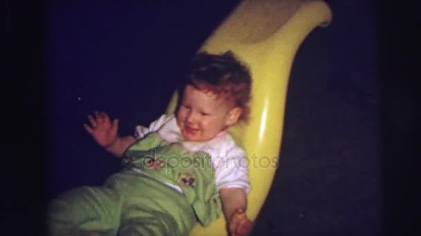 Niño en el patio de recreo — Vídeo de stock