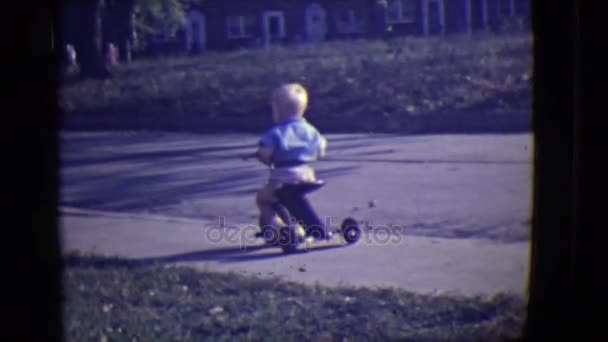 Bir küçük çocuklar bir döngü üzerinde görülür — Stok video
