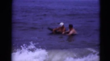 Dalgalar üzerinde yüzen Çift