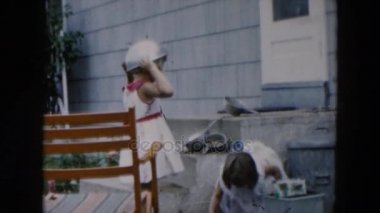 Kızlar oynuyor bahçedeki mutfak araçları ile