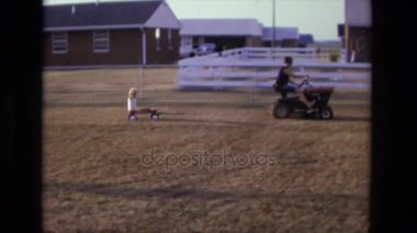 Çim biçme makinesi adam