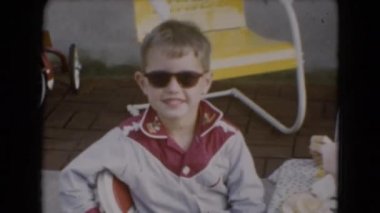 Masada oturan güneş gözlükleri çocuklarda