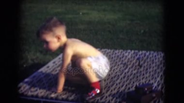 Paket üzerinde oturan çocuk