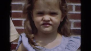 Kız ve erkekler için kameraya bakıyor