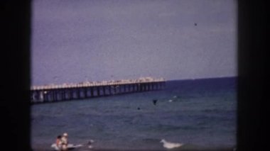 Uzun iskele ve insanların görünümünü gözlemleyerek