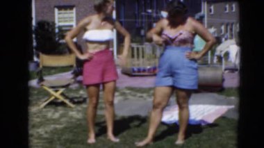 Arka bahçesinde iki kadının...