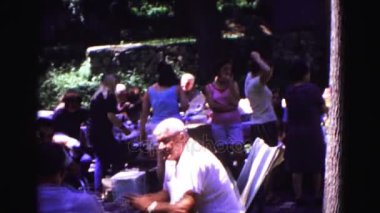 bir piknik bir orman alanı içinde