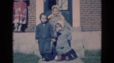 Dışında yürüme çocuklar giyinip