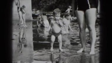 Kadın ve çocuk havuzu yürüyüş