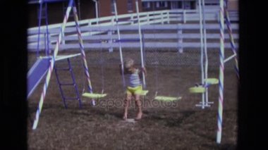 Çocuk salıncaklar sallanan