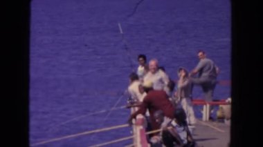 Rıhtımda sallayarak elleriyle