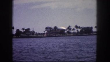 Deniz ve Köprüsü manzarasına gözlemleyerek