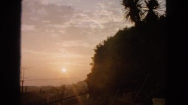 Gün batımı görünümü deniz üzerinde gözlemleyerek