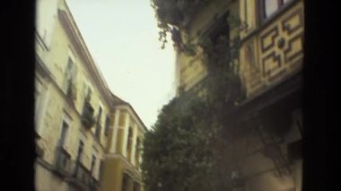  Sokakta yürüyen insanlar