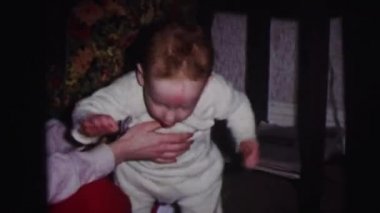 bebek çocuk doğum günü partisi pasta ile