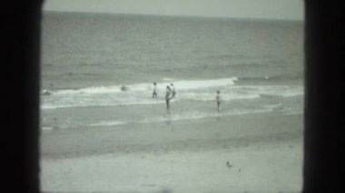 İnsanlar denize gidiyor