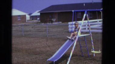 Çocuk slaytta aşağı gidiyor