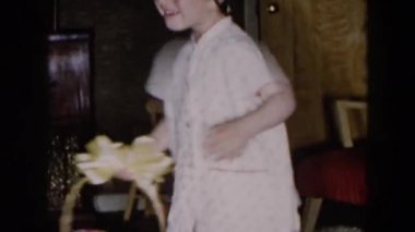 Kız onu oyuncak ile etrafında dönüyor