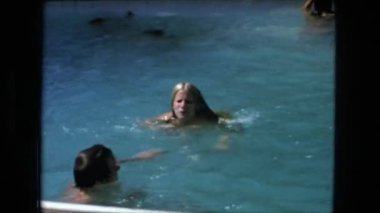 İnsanlar havuzda yüzüyor. 