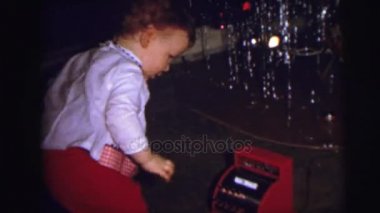 hediyeleri açma bir çocuk ile bir Noel ağacı