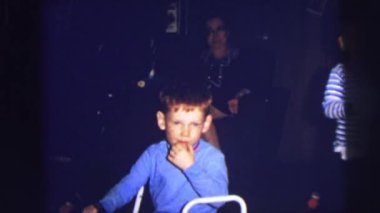 Çocuk içeride oynarken görülür