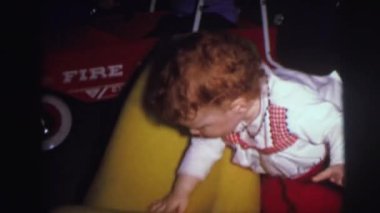 Bodrum katında ev oyuncak kamyon ile oynarken küçük çocuklar