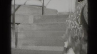 Kız ve erkek kameraya bakıyor