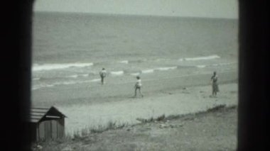 İnsanlar denize gidiyor