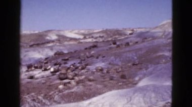 Kayalar çöl tepenin görünümü gözlemleyerek