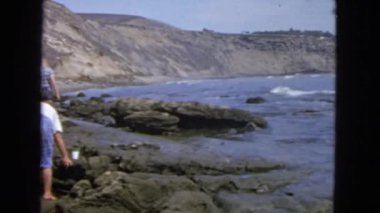 Deniz ve kıyı görünümünü gözlemleyerek