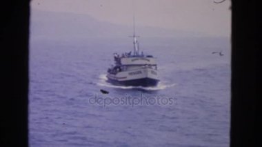 Su üzerinde hareketli insanlar ile tekne