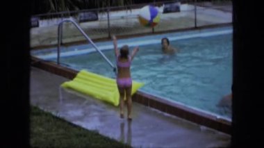 Yüzme havuzunda oynayan kızlar